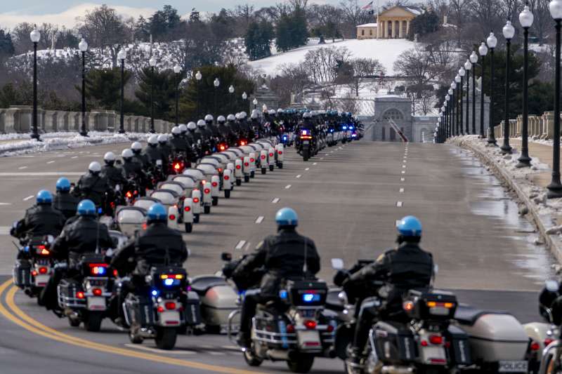 追悼儀式後，數百名警察同僚於國會東面列隊向殉職警官希克尼克致敬。（AP）