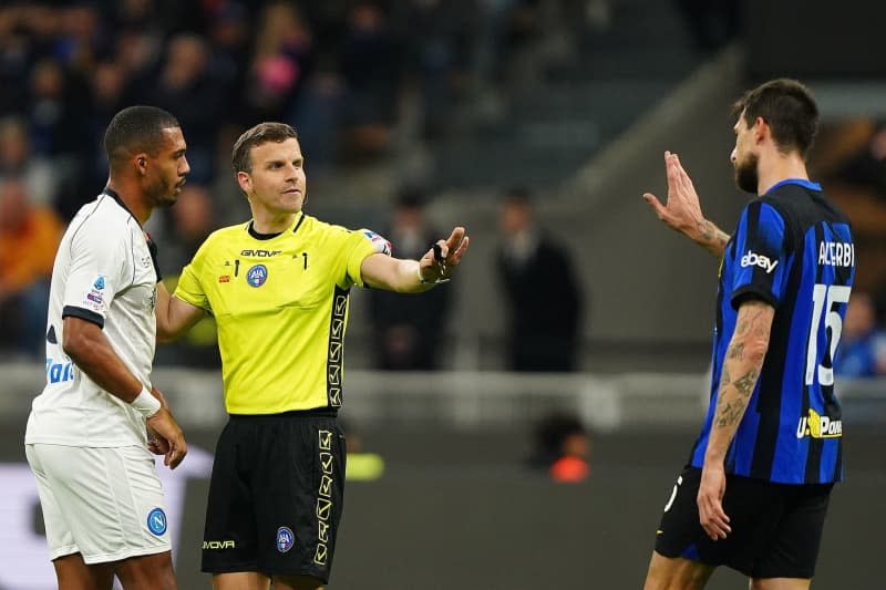 Napoli's Juan Jesus (L) talks with the referee Federico La Penna about racism incident with Inter's Francesco Acerbi (R) during the Italian Serie A soccer match between Inter and Napoli at the San Siro Stadium. Spada/LaPresse via ZUMA Press/dpa