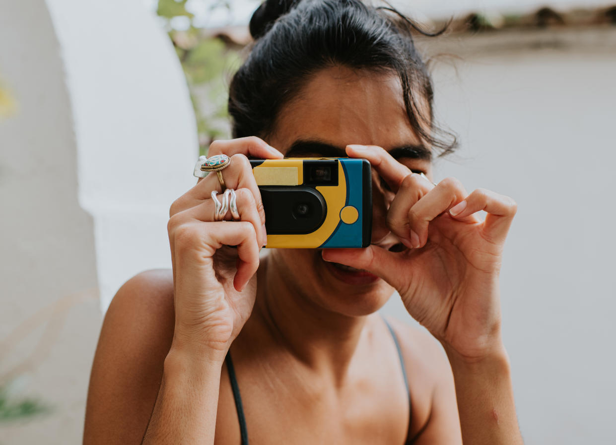 Les appareils photos argentiques et jetables font leur grand retour depuis quelques années. (Photo : Getty Images)