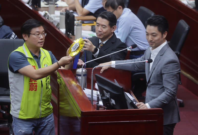 綠議員指蔣萬安愛蹭  且以罐頭式回應市政議題 台北市長蔣萬安（右）8日赴議會施政報告，民進黨 議員陳賢蔚（左）指出，近期對蔣萬安印象就是喜歡 蹭，如以4首歌慰留副市長李四川，市政議題則以罐 頭式回應，並送上寫有「蹭」的大型金牌。 中央社記者裴禛攝  113年10月8日 