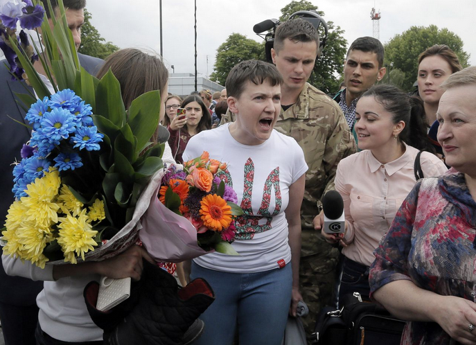 Nach ihrer Freilassung aus russischer Haft wird die ukrainische Kampfpilotin Nadja Sawtschenko in Kiew empfangen. (Bild: Efrem Lukatsky/AP)