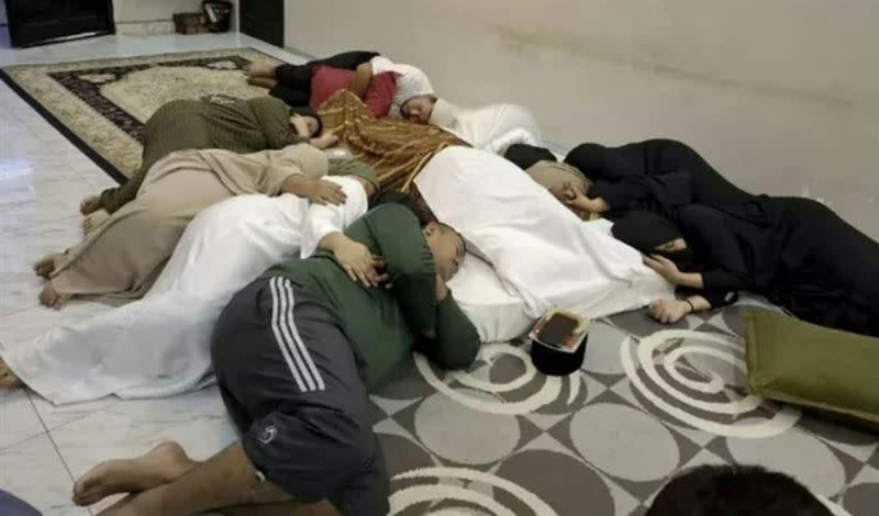 8名子女、媳婦陪著爸爸一起睡覺。（圖／翻攝自TikTok）