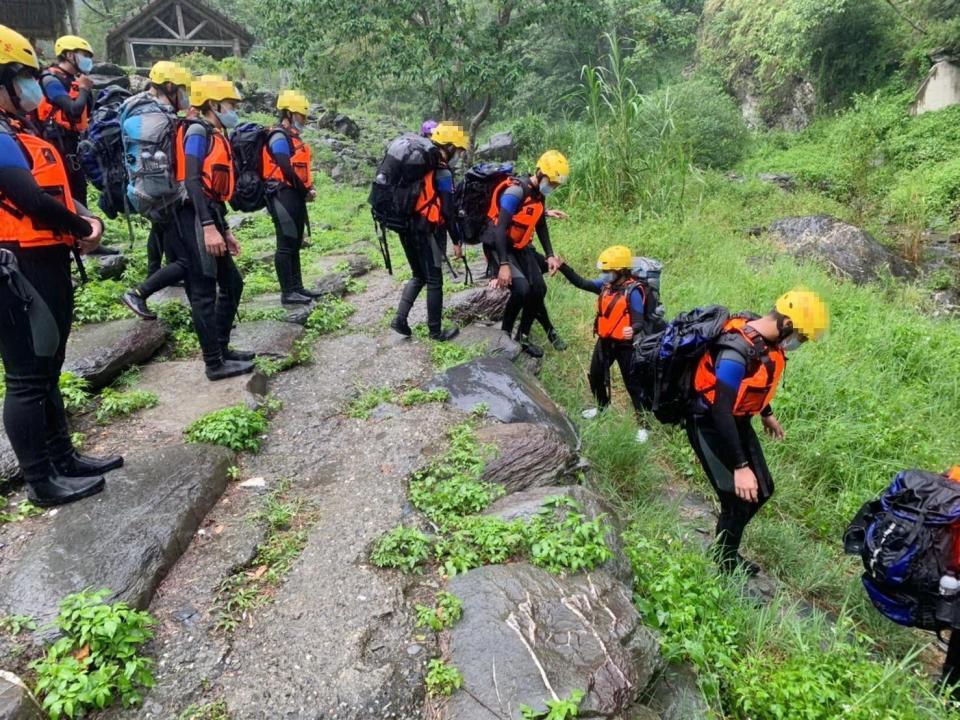 臺東縣府委託臺灣世界展望會東區辦事處辦理4場極限運動體驗，包含獨木舟、溯溪、部落體驗等，期達到兒少毒品防制成效。