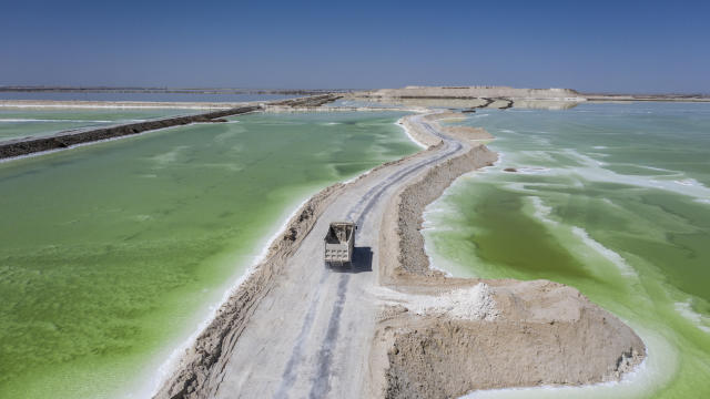 El lago salado de Chaerhan, donde se procesa la salmuera para extraer litio y otros minerales, en Golmud, China, el 9 de septiembre de 2021. (Qilai Shen/The New York Times)
