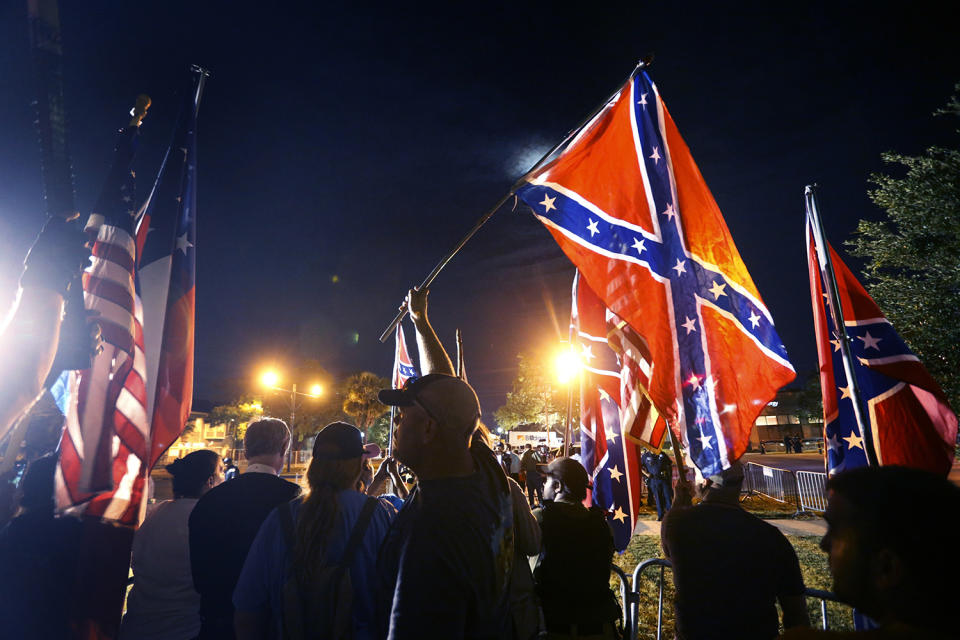 <p>Demonstrators who supports keeping Confederate era monuments protest before the Jefferson Davis statue was taken down in New Orleans, May 11, 2017. (Photo: Gerald Herbert/AP) </p>