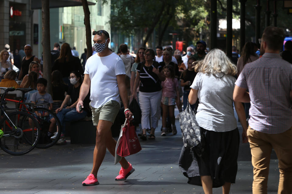 Shoppers in Sydney ahead of Christmas, with some deciding to keep the mask on despite rule changes. Source: Getty