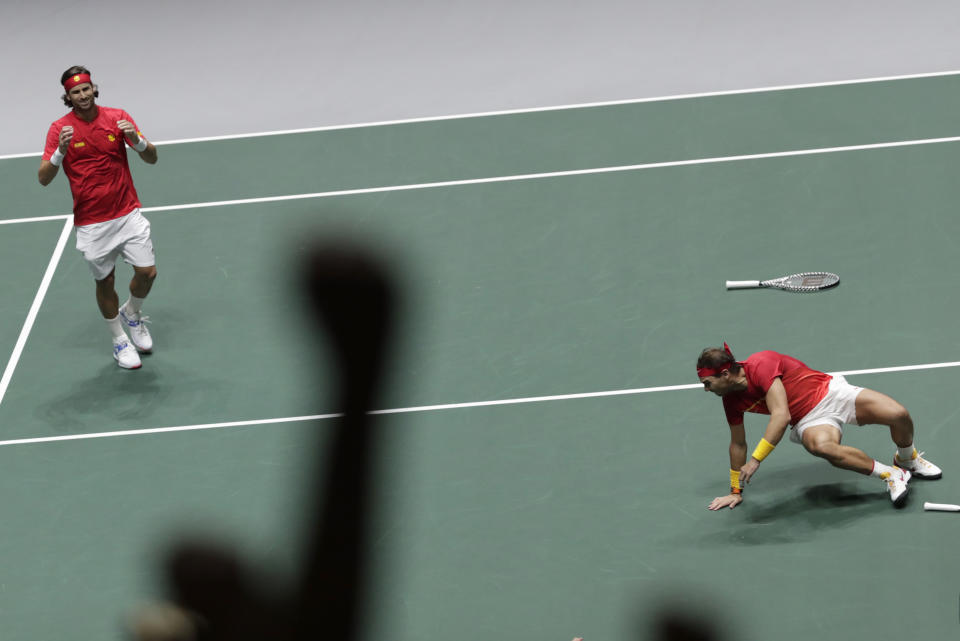 El español Rafael Nadal (derecha) y Feliciano López tras la victoria ante Gran Bretaña en las semifinales de la Copa Davis, el domingo 24 de noviembre de 2019. (AP Foto/Bernat Armangue)