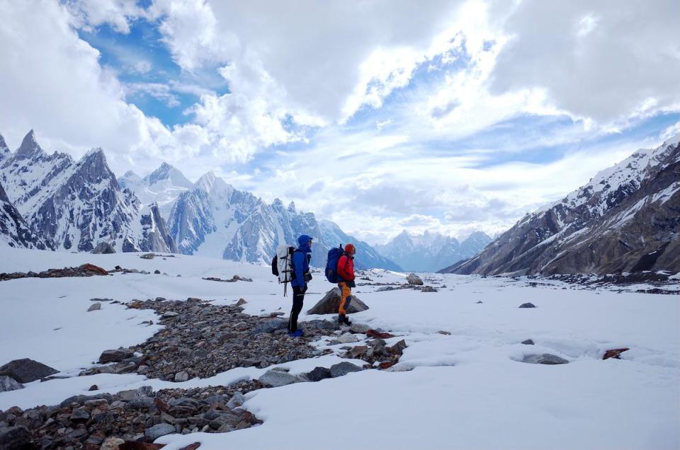 2019年，由文化評論者詹偉雄發起的K2 Project，應援青年登山家呂忠翰、張元植遠征巴基斯坦海拔 8611 公尺的K2，作家陳德政隨行報導。圖為《朝聖——人與自然相遇》第一與第十集的來賓呂忠翰、張元植。（陳德政提供）