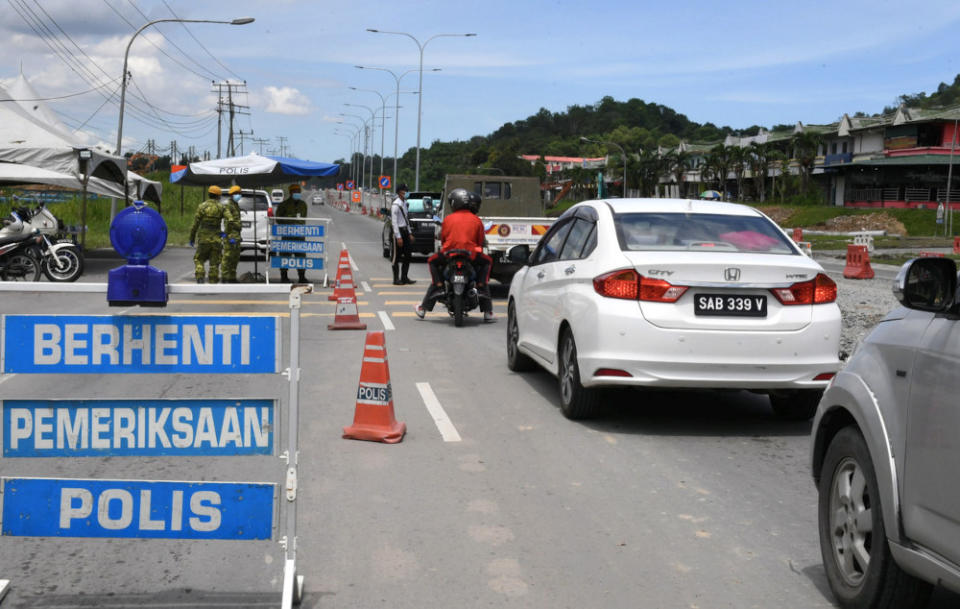 Sabah Covid-19 spokesman Datuk Masidi Manjun said that all the districts within the zones had to reach the same target in order for the government to lift the current interdistrict travel ban. — Bernama pic