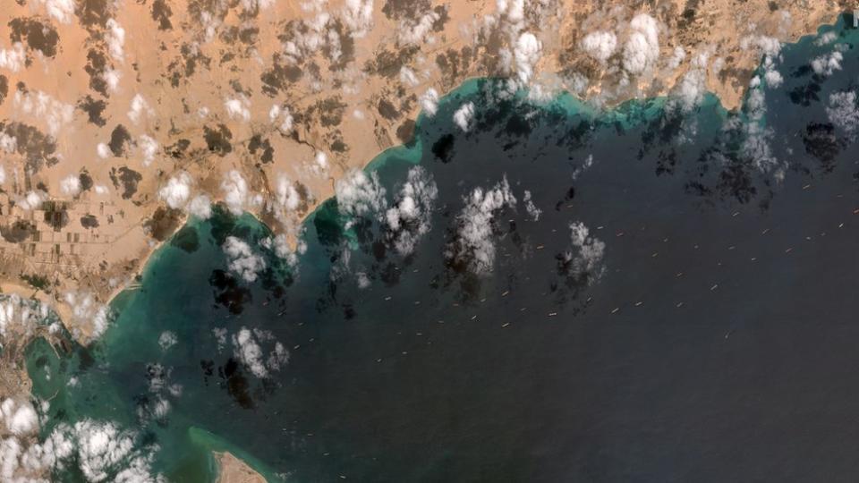 Barcos paralizados en el Canal de Suez
