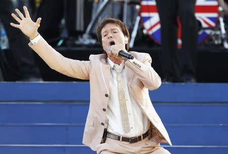 Singer Cliff Richard performs during the Diamond Jubilee concert in front of Buckingham Palace in London June 4, 2012. REUTERS/David Moir/File Photo