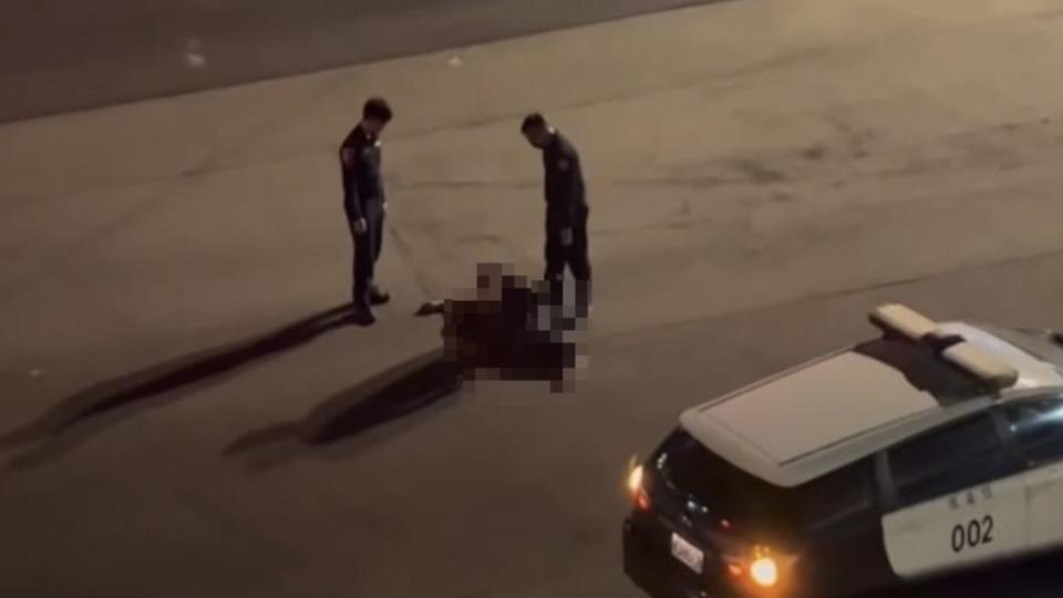 警方巡邏時聽到民眾呼喊，表示有酒醉男子睡在馬路中央，於是員警下車將酒醉男攙扶至路旁。（圖／民眾提供）