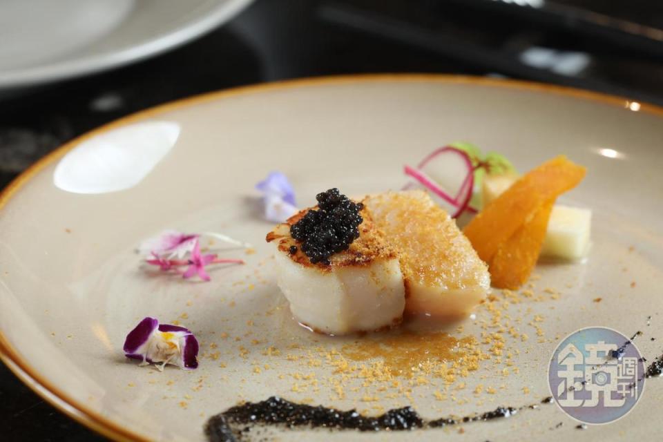 前菜選項之「北海道大干貝佐魚子雙重奏」可享受魚子醬與烏魚子的雙重鮮美。（2,280元起犇獨創鐵板燒套餐菜色）