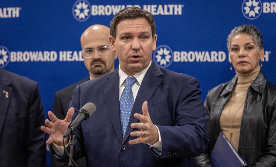 El gobernador de la Florida, Ron DeSantis, habla durante una conferencia de prensa en el Broward Health Medical Center en Fort Lauderdale el 3 de enero de 2022. Instó al gobierno federal a enviar entre 30,000 y 40,000 dosis más de tratamientos de anticuerpos monoclonales a la Florida.