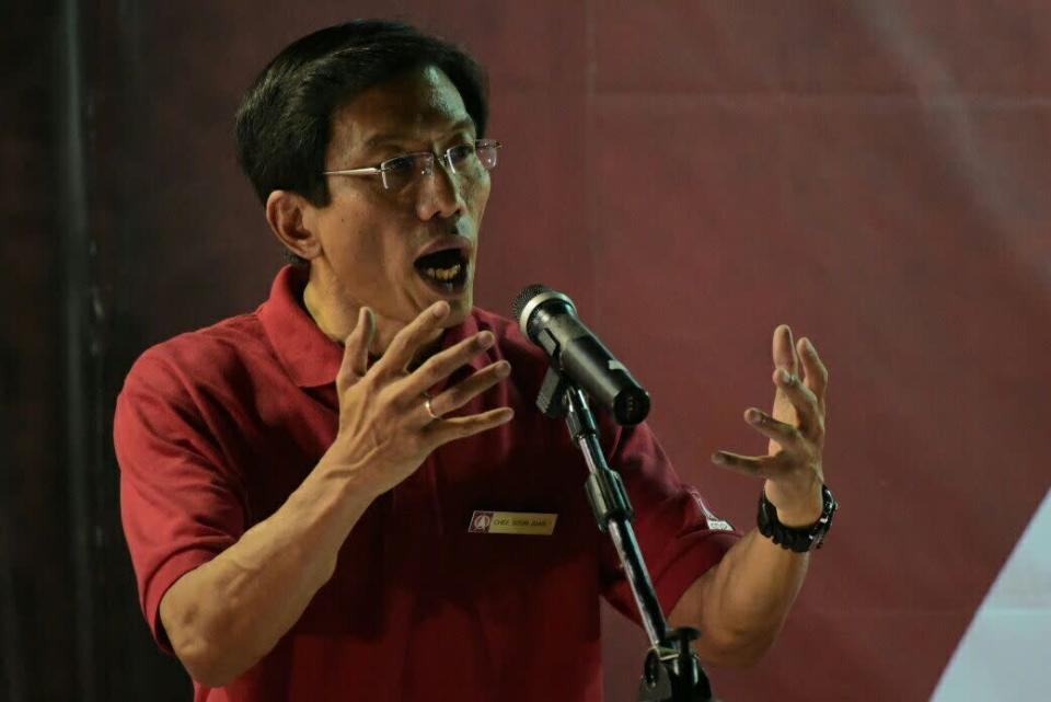 Dr Chee Soon Juan explains how his proposed retrenchment insurance will work at the party’s Bukit Batok by-election rally. (Photo: Joseph Nair for Yahoo Singapore)