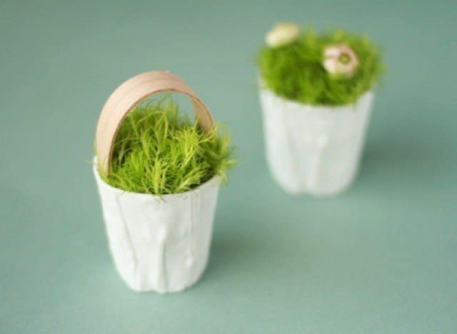 These lightweight <a href="http://www.huffingtonpost.com/2013/03/20/easter-ideas-tiny-flower-baskets_n_2902413.html" target="_blank">miniature flower baskets</a> are the perfect party favors for your Easter celebration.