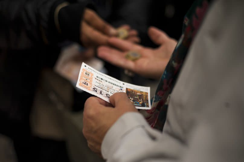 Un hombre compra décimos de la lotería de Navidad en Madrid.