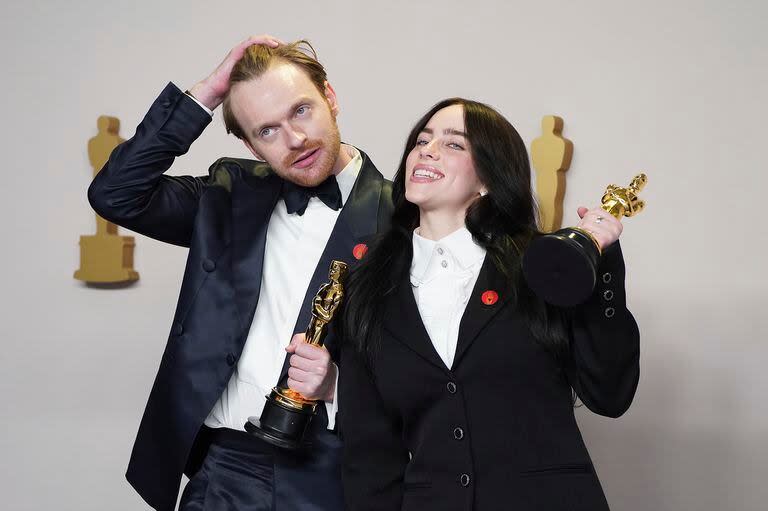 Premios Oscar 2024: qué significa el pin rojo que usaron los actores en la alfombra roja