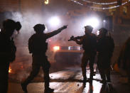 La policía israelí lanza granadas de aturdimiento contra manifestantes palestinos en enfrentamientos en la Puerta de Damasco a las afueras de la Ciudad Vieja de Jerusalén, el sábado 8 de mayo de 2021. (AP Foto/Oded Balilty)