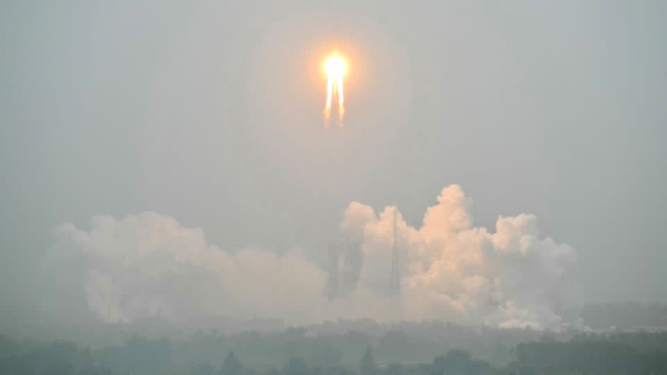 La sonda lunar de la misión Chang'e-6 se lanzó el 3 de mayo desde el Centro de Lanzamiento Espacial Wenchang en la provincia de Hainan, en el sur de China.  - Héctor Retamal/AFP/Getty Images