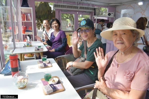 南投世界茶業博覽會咖啡及巧克力主題館人潮不曾間斷。(記者蔡榮宗攝)