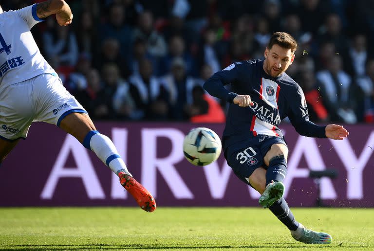 Paris Saint-Germain's Argentine forward Lionel Messi kicks the ball during the French L1 football match between Paris Saint-Germain FC and AJ Auxerre at the Parc des Princes stadium in Paris on November 13, 2022. (Photo by FRANCK FIFE / AFP)