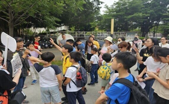 水利局表示，今日活動由當地居民與專業地方文史推動及河川導覽者分享河川歷史回憶，沿著柳川水岸步道探索，透過古今教材及「川柳不息數位導覽平台」的AR互動遊戲進行體驗，以不同視角欣賞美麗河岸；並鼓勵家長與學童共同參與，透過走讀活動增進親子互動；也邀請當地耆老分享河川人文歷史，讓學童獲得向高齡者學習、互動交流機會，打造老幼共學新模式。