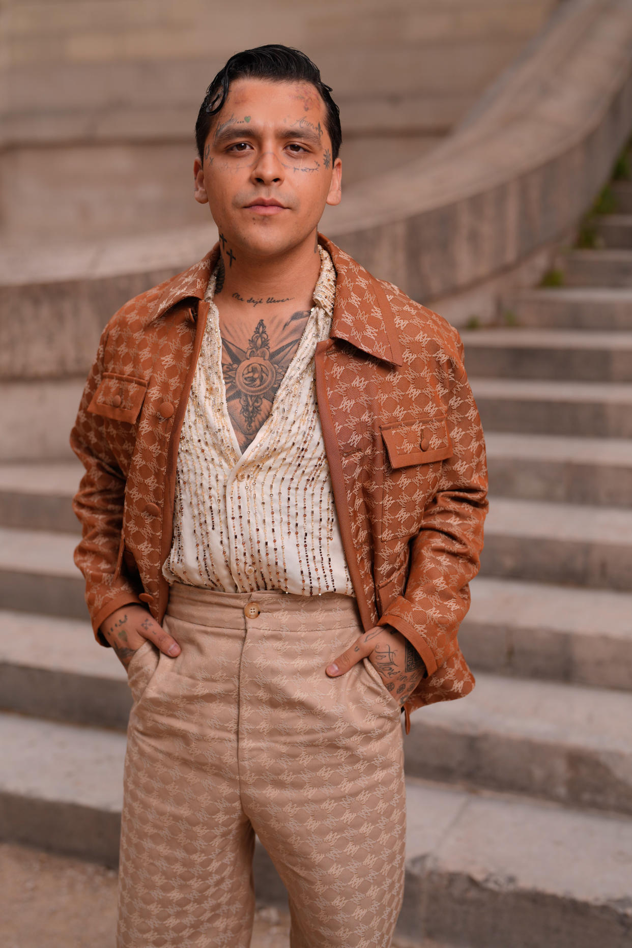 Christian Nodal está participando en la Semana de la Moda de París. Aquí se le ve en un show de Amiri. (Photo by Swan Gallet/WWD via Getty Images)