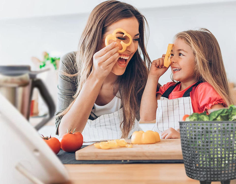 Lust auf frischen Salat? Mit der Salatschleuder für den Thermomix wird die Zubereitung ein Kinderspiel (Bild: Amazon)