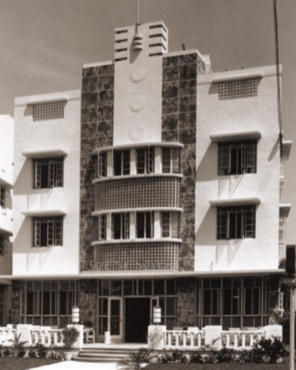 Hoteles El Raleigh, el Richmond y el South Seas se terminaron de construir entre 1940 y 1941. Arriba: Una foto de época de la fachada original del hotel South Seas.