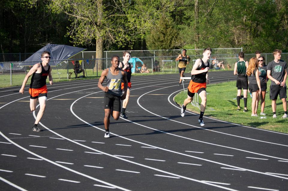 Multiple Jonesville athletes compete in the 400-meter sprint