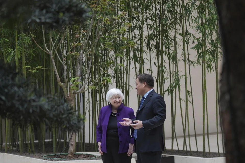 <strong>美國財政部長葉倫（左）8日在北京會見中國人民銀行總裁潘功勝（右）（圖／美聯社）</strong>
