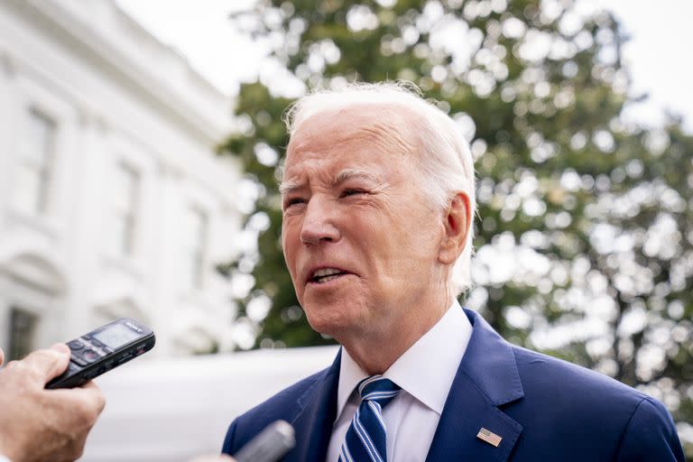 El presidente Joe Biden habla con miembros de los medios de comunicación antes de abordar el Marine One en el Jardín Sur de la Casa Blanca en Washington, el miércoles 28 de junio de 2023, para un viaje corto a la Base de la Fuerza Aérea Andrews, Maryland, y luego a Chicago