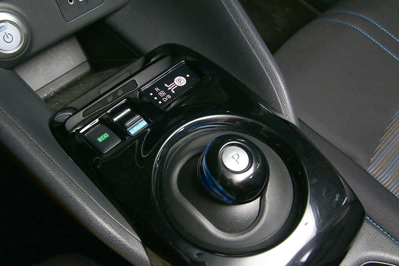 電動車專屬排檔旋鈕是Leaf車內唯一較特別的設計。