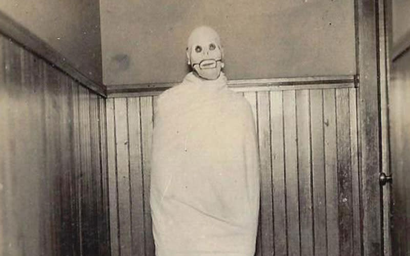 17 creepy vintage Halloween costumes that are truly scary AF