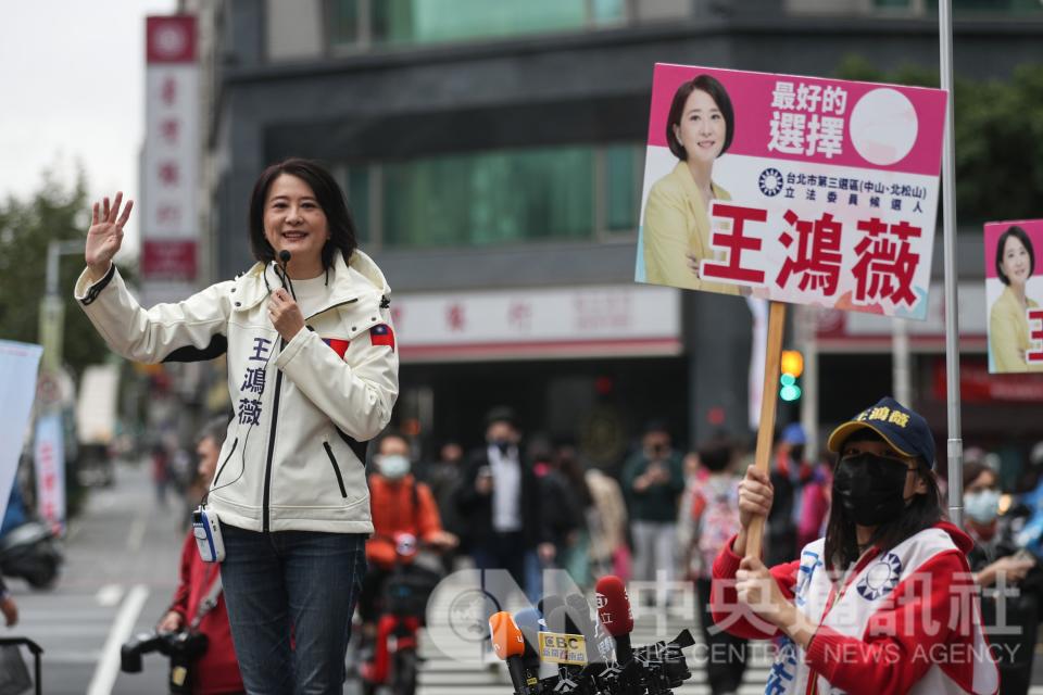 國民黨台北市第3選區立委補選參選人王鴻薇今天上午街頭拜票。（中央社）