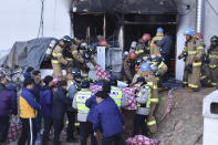 <p>Rescue teams remove bodies from a hospital fire in Miryang, South Korea, Friday, Jan. 26, 2018. (Photo: Kim Gu Yeon/Gyeongnam Domin Ilbo via AP) </p>