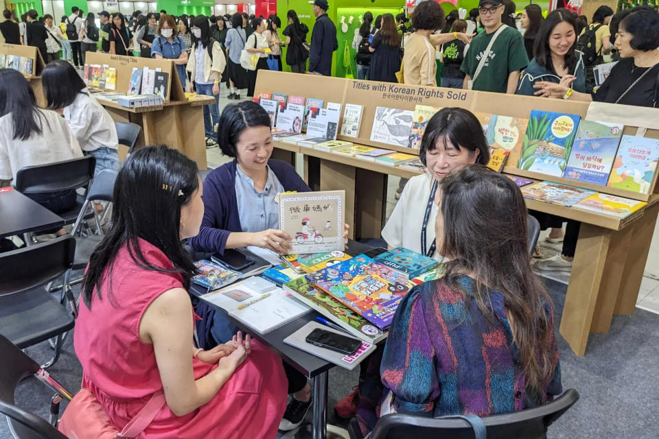 台灣出版業者與韓國業者於首爾書展台灣館內開會交流，拓展版權交易機會。（文策院提供）