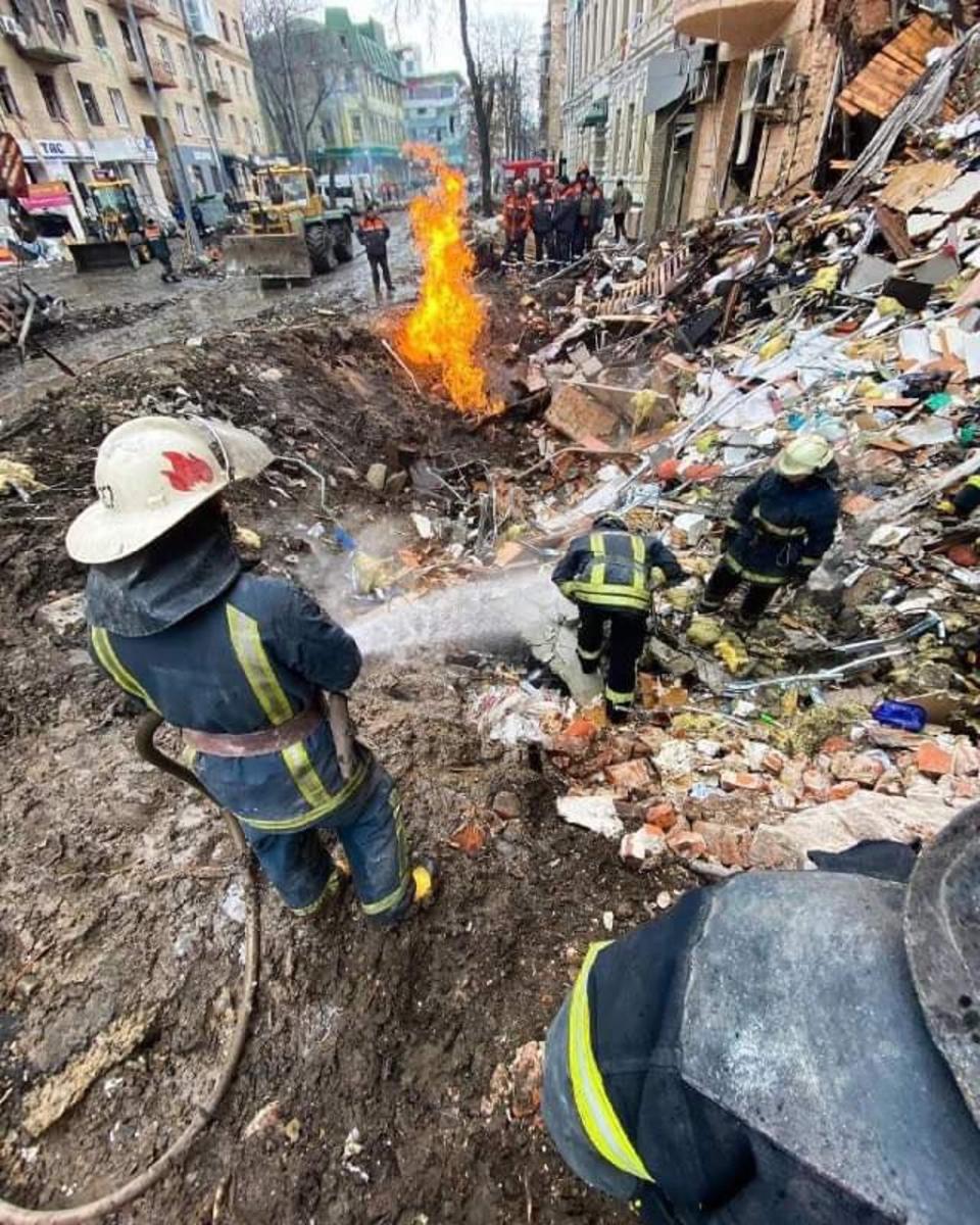 Firefighters deal with a blaze in the city (Aleksandr Osadchy)