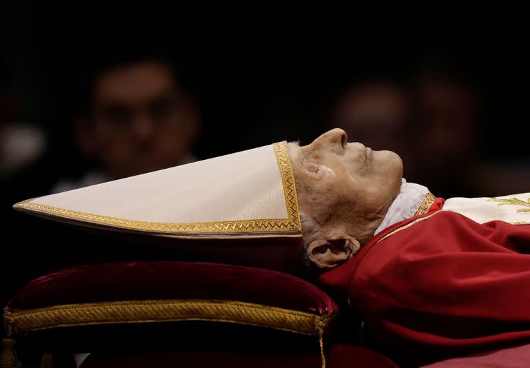 El cuerpo del difunto Papa Emérito Benedicto XVI expuesto en el interior de la Basílica de San Pedro en el Vaticano, el lunes 2 de enero de 2023. Benedicto XVI, el teólogo alemán que será recordado como el primer Papa en 600 años en renunciar, ha murió, anunció el Vaticano el sábado. Tenía 95 años. (Foto AP/Andrew Medichini)