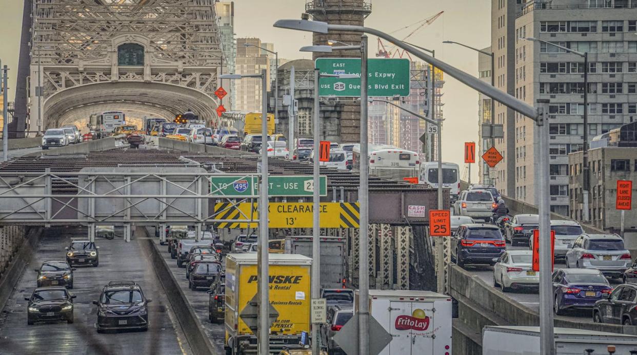 Traffic entering and leaving midtown Manhattan via the Queensboro Bridge over the East River. <a href="https://newsroom.ap.org/detail/ManhattanCongestionTolls/9230dafbd3a24571b03167fd5ef29bea/photo" rel="nofollow noopener" target="_blank" data-ylk="slk:AP Photo/Bebeto Matthews;elm:context_link;itc:0;sec:content-canvas" class="link ">AP Photo/Bebeto Matthews</a>