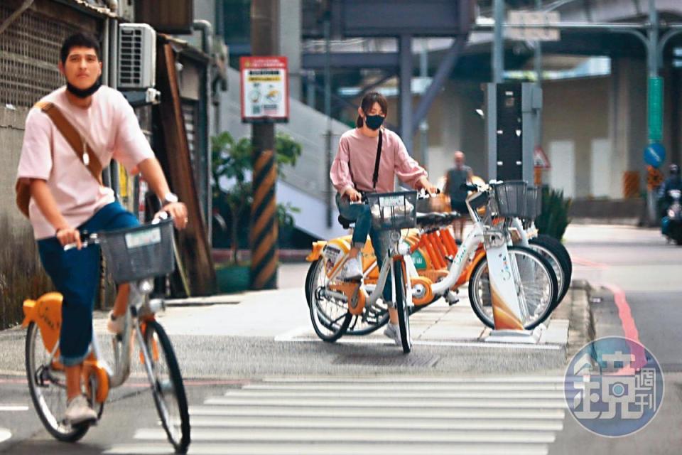 本刊直擊藍正龍與周幼婷騎ubike赴永和行政園區辦離婚。（攝影組）