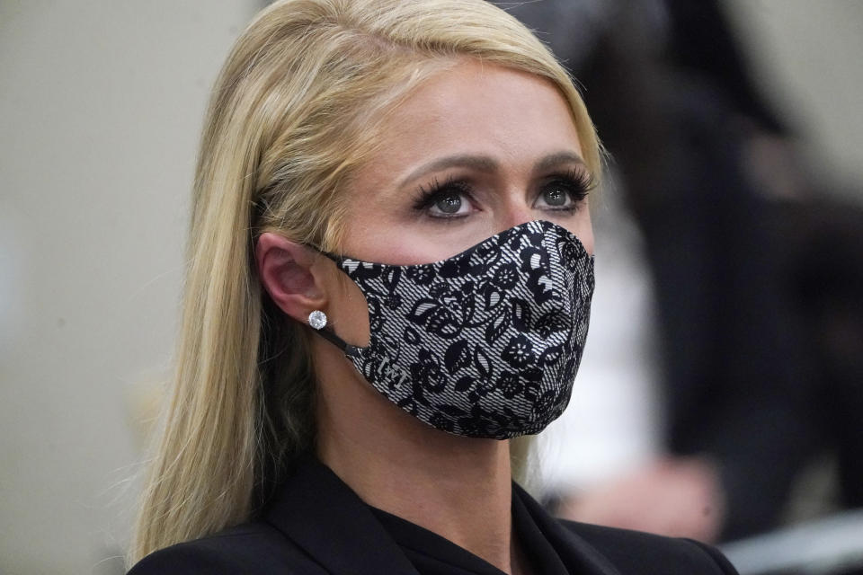 Paris Hilton tras hablar en una audiencia de comisión del Senado en el Capitolio de Utah el 8 de febrero de 2021 en Salt Lake City. Hilton testificó sobre los abusos que sufrió en un internado de Utah en la década de 1990 ante legisladores que promueven una ley para regular la industria. (Foto AP/Rick Bowmer)