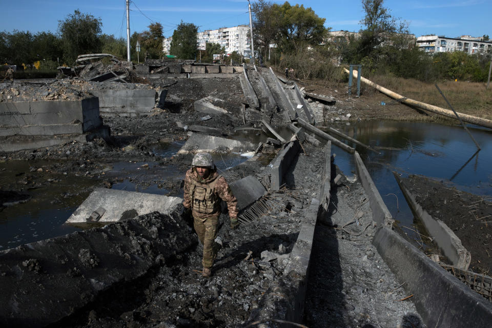 Un soldado ucraniano camina sobre los restos de uno de los principales puentes de Bajmut, al este de Ucrania, el sábado 24 de septiembre de 2022. El puente fue destruido el mes de septiembre cuando las fuerzas rusas bombardearon la ciudad. (Tyler Hicks/The New York Times).