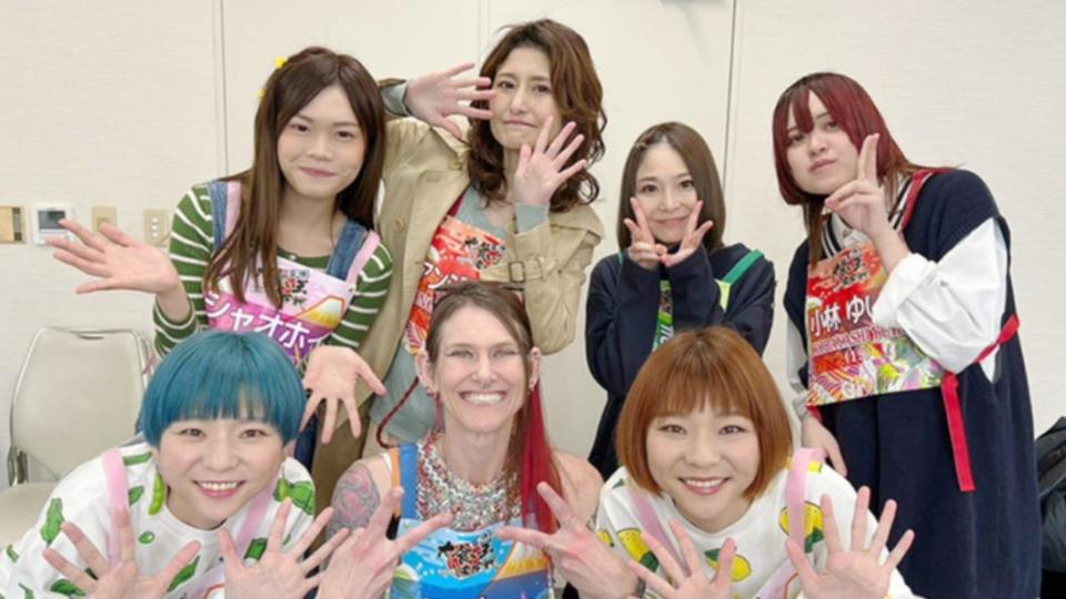 小慧（上排左起）、Angela佐藤、Tamako、小林結奈、雙胞胎姐姐佳子（下排左起）、莫莉、雙胞胎妹妹亞子等多位大胃王在日本相遇。（圖／緯來提供）