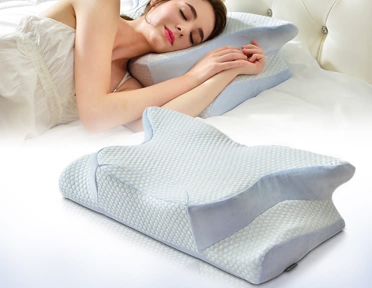 ▲這款枕頭最特別之處在於展翅雙層次的外形，特殊構造是完全以人體睡眠需求研發的蝶形專利枕。