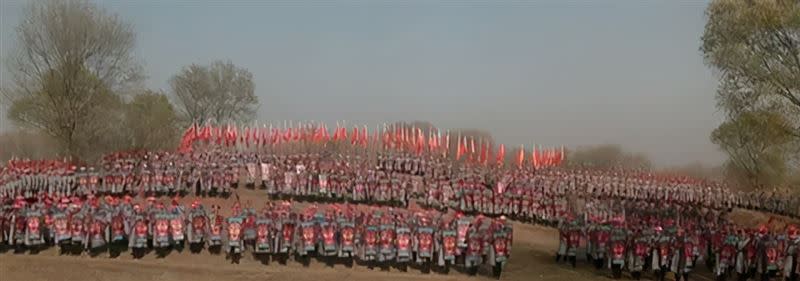 《武狀元蘇乞兒》中的大批軍隊，實際上就是由解放軍出演。（圖／翻攝自搜狐娛樂）