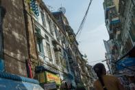 Une rue du Vieux-Rangoun le 4 mars 2016 bordée de bâtiments coloniaux