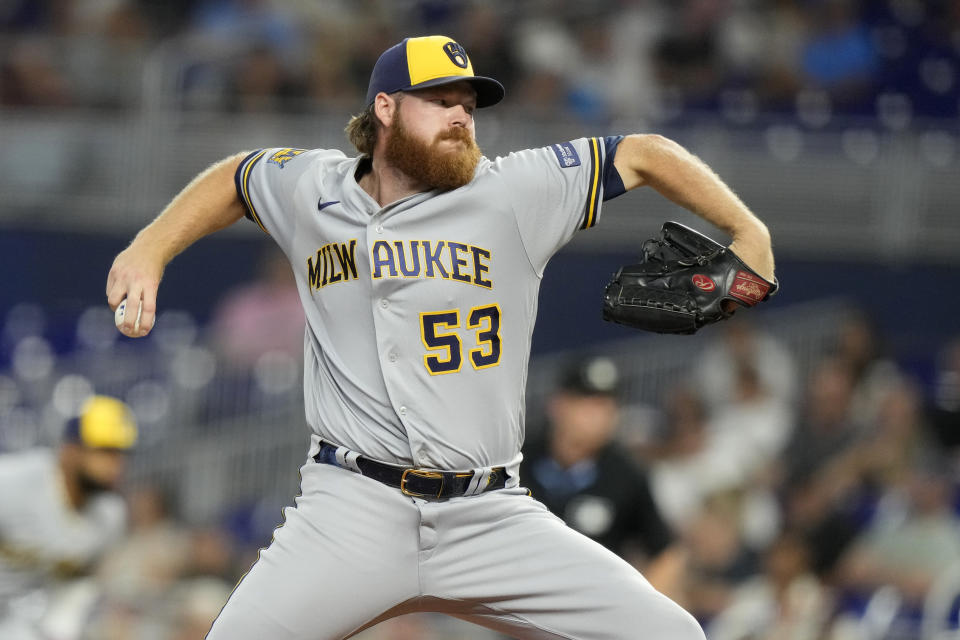 El pitcher de los Cerveceros de Milwaukee Brandon Woodruff lanza ante los Marlins de Miami, el sábado 23 de septiembre de 2023, en Miami. (AP Foto/Lynne Sladky)