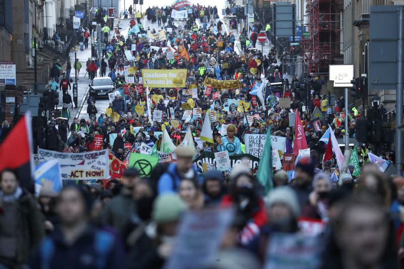 Personas participan en una protesta contra la Conferencia de las Naciones Unidas sobre el Cambio Climático (COP26), en Glasgow, Escocia, Gran Bretaña, 6 de noviembre de 2021